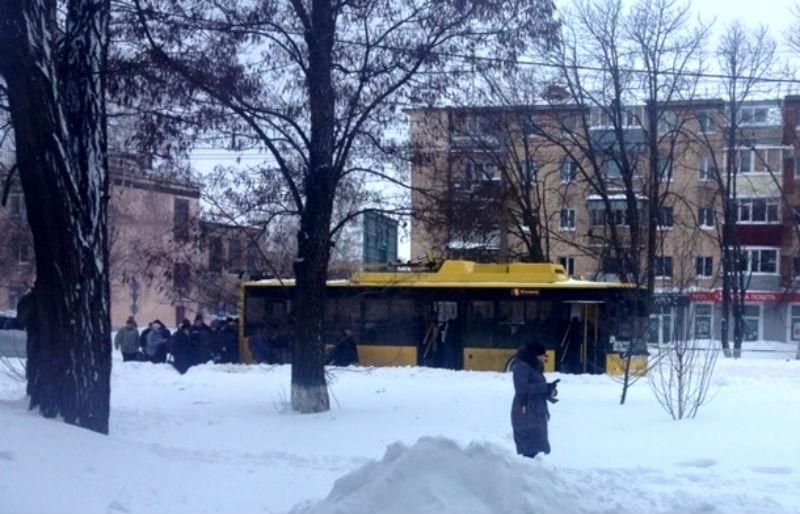 Відео дня: як пенсіонери об'єднались і боролись зі снігом