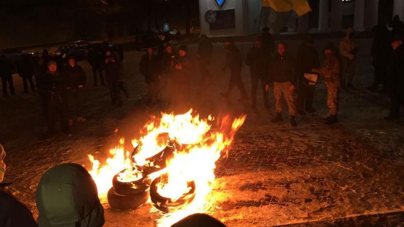 На Грушевського знову запалали шини На Грушевського знову запалали шини