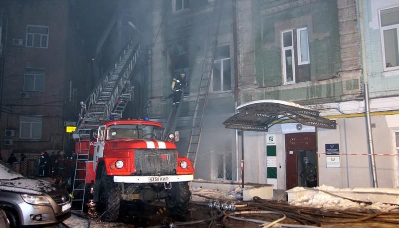 У пожежі в центрі Києва загинула жінка і постраждав поліцейський