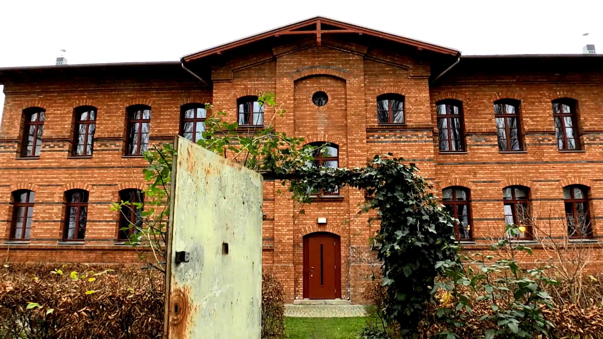 Чому люди погоджуються жити в німецькому готелі-в'язниці Чому люди погоджуються жити в німецькому готелі-в'язниці