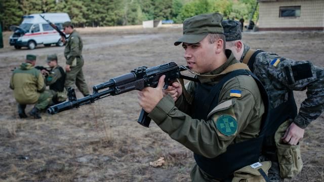 Як зростуть зарплати українських контрактників: у Кабміні озвучили цифри