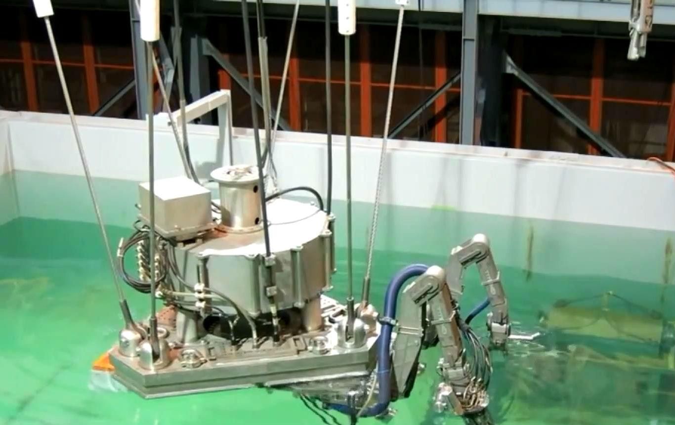 Робот, що очищає наслідки на Фукусімі, браслет, який допоможе людям з обмеженими можливостями
