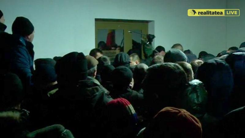 В Молдавии протестующие прорвались внутрь парламента и заблокировали депутатов В Молдавии протестующие прорвались внутрь парламента и заблокировали депутатов
