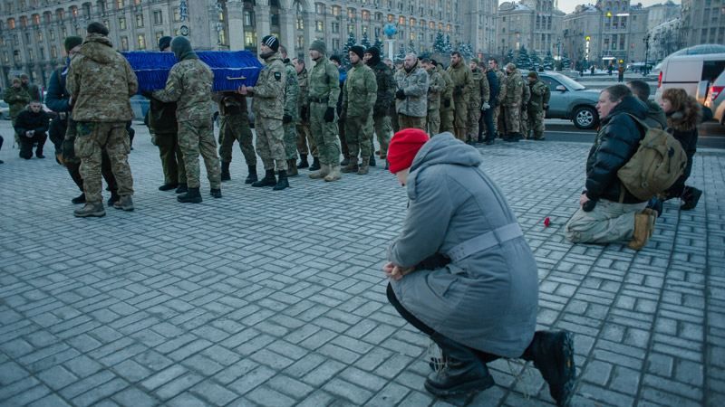 Сотни людей на коленях попрощались с бойцом "Правого сектора"