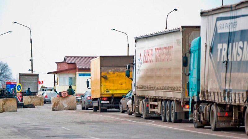 Украина разрешила России перевозить товары через 28 пунктов пропуска Украина разрешила России перевозить товары через 28 пунктов пропуска