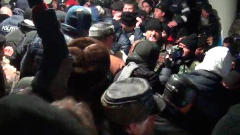 Протестувальники звільнили будівлю парламенту в Молдові Протестувальники звільнили будівлю парламенту в Молдові