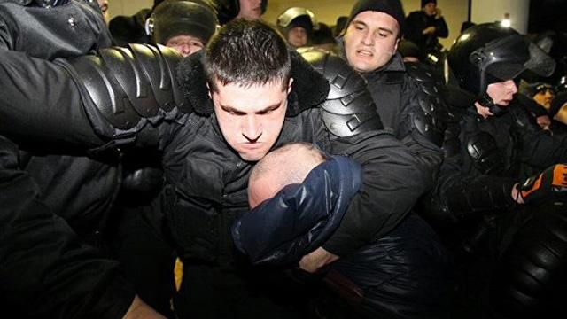 Из-за драки под молдавским парламентом 10 человек попали в больницу