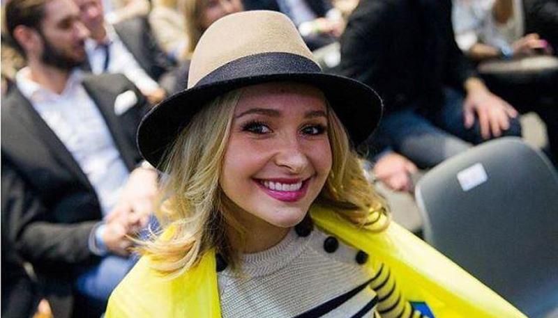 Дружина Кличка-молодшого показалась у сукні з глибоким декольте Дружина Кличка-молодшого показалась у сукні з глибоким декольте