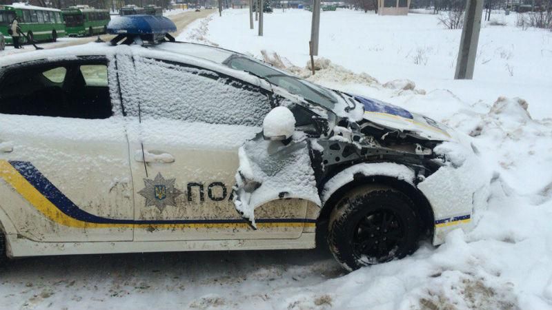 Полицейское авто протаранило трактор в Харькове