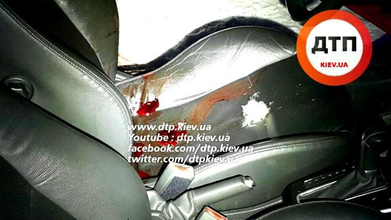 З'явилися страшні фото з місця вбивства чоловіка у Києві (18+)