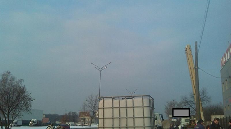 У Києві стрілянина: чоловік зі зброєю захищав вивіску магазину У Києві стрілянина: чоловік зі зброєю захищав вивіску магазину