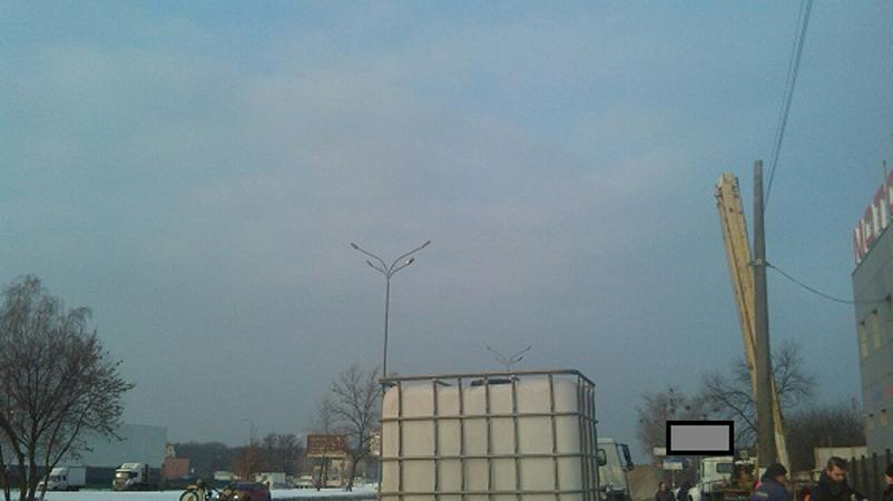 В Киеве стрельба: мужчина с оружием защищал вывеску магазина