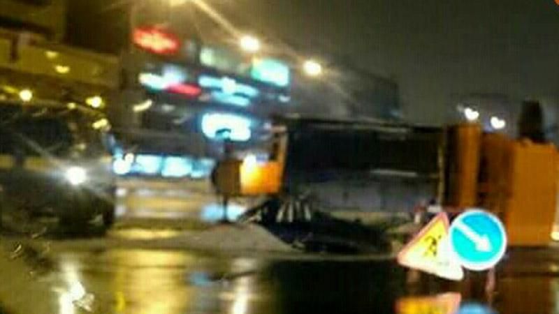 У Києві перевернувся снігоочисник У Києві перевернувся снігоочисник