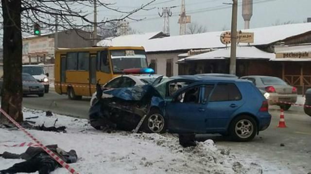 Жуткое ДТП во Львове: автомобиль вылетел на тротуар и насмерть сбил женщину (18+)