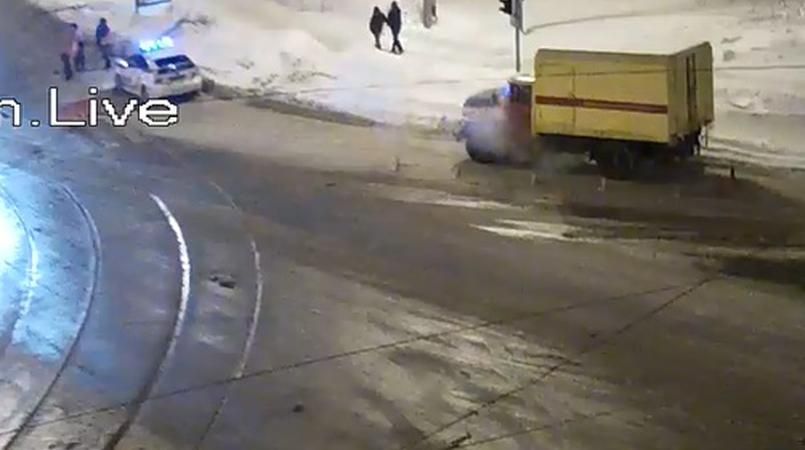 7 машин в Харькове попали в ловушку трамвайного пути