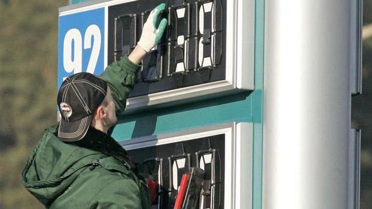 Яценюк требует публичного расследования относительно сговора на рынке нефтепродуктов