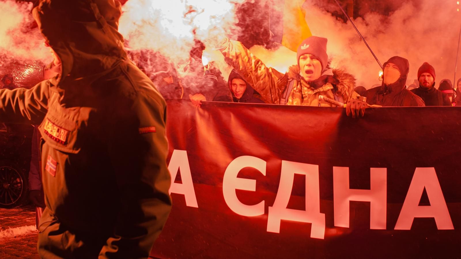 По Киеву прошло факельное "Шествие единение"