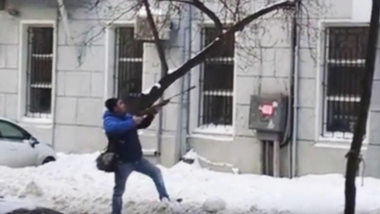 Снайпер расстрелял сосульки на здании: опубликовано видео Снайпер расстрелял сосульки на здании: опубликовано видео