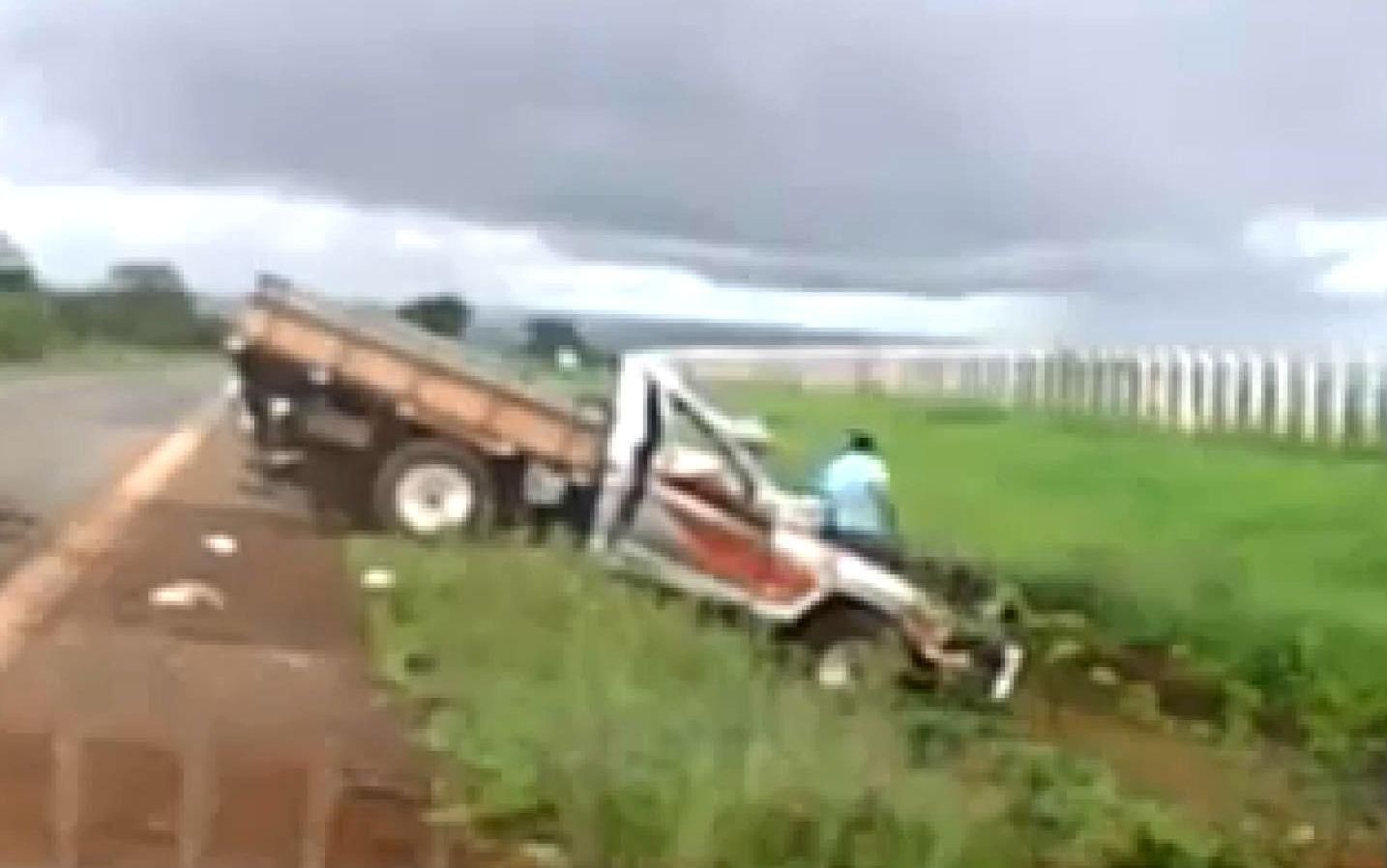 Бразилец сделал сальто на машине и чудом выжил Бразилец сделал сальто на машине и чудом выжил