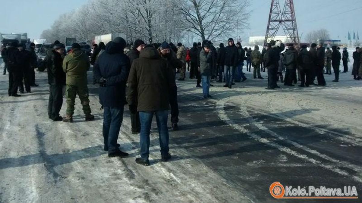 Бойцы АТО перекрыли трассу общегосударственного значения Бойцы АТО перекрыли трассу общегосударственного значения