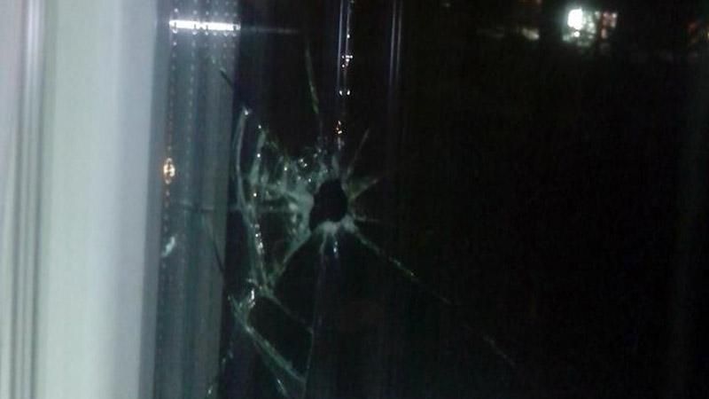 Неизвестные обстреляли квартиру помощника нардепа Неизвестные обстреляли квартиру помощника нардепа