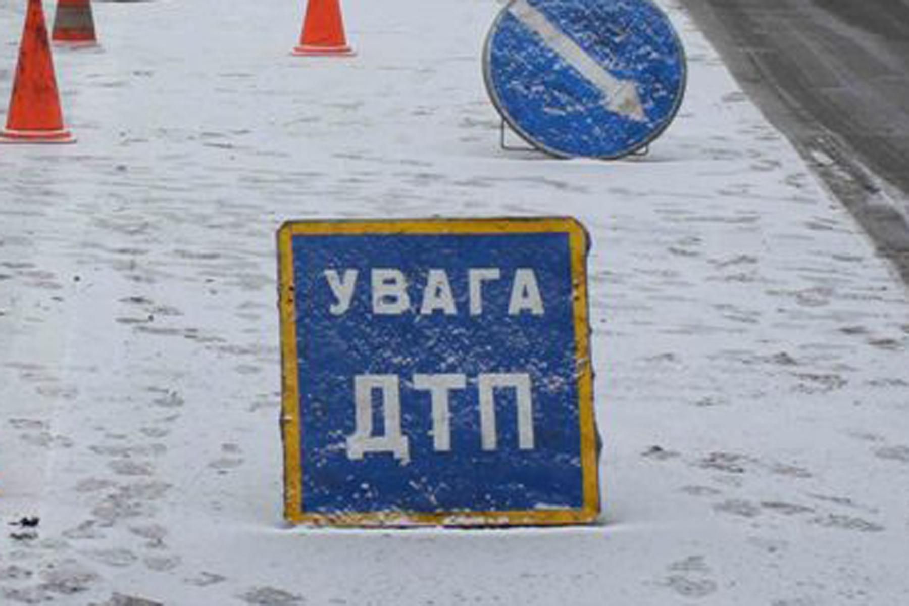 Пьяный водитель на Hyundai разбил общественную остановку в Киеве