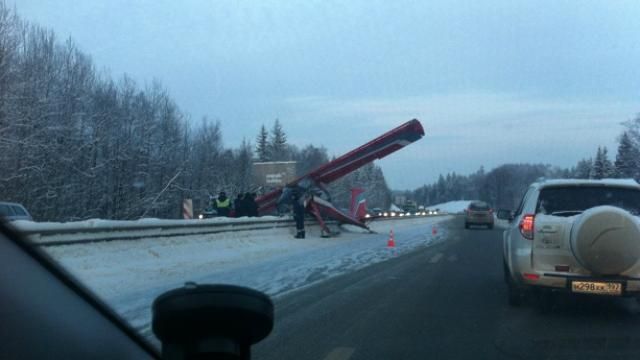 Самолет приземлился прямо на шоссе: очевидцы публикуют фото Самолет приземлился прямо на шоссе: очевидцы публикуют фото