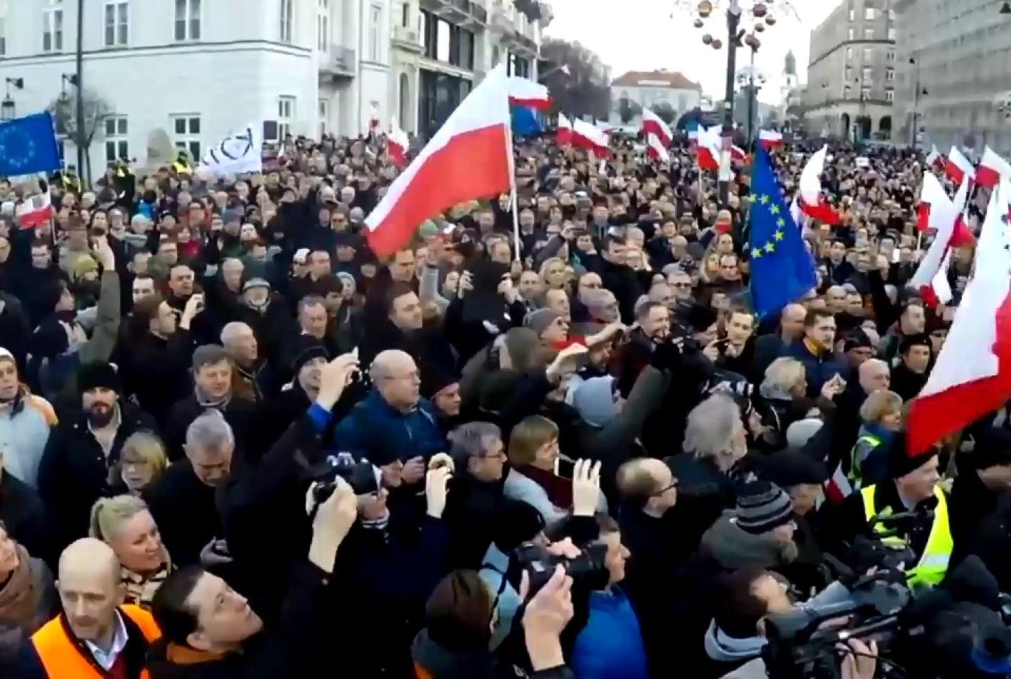 Поляки массово протестуют против "закона о слежке"