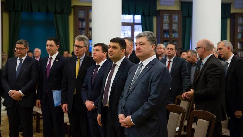 Для децентралізації потрібно ще півтисячі законів, — Порошенко Для децентралізації потрібно ще півтисячі законів, — Порошенко