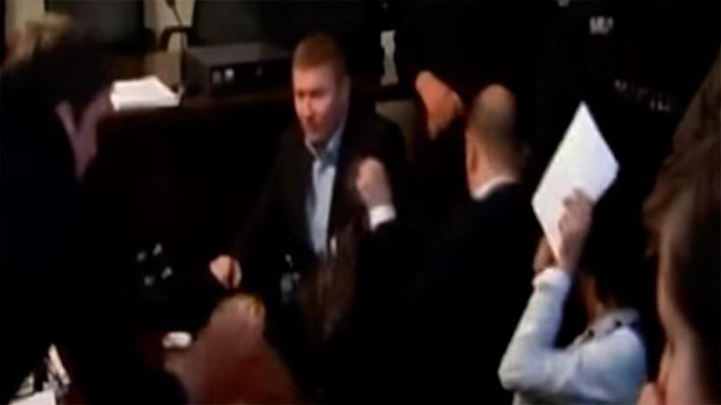 З'явилося повне відео бійки Парасюка з прокурорами