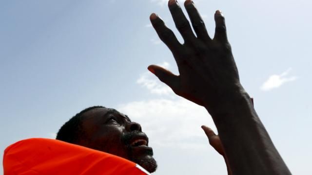 Дві сотні мігрантів увірвались у французький порт Дві сотні мігрантів увірвались у французький порт