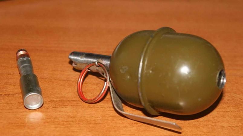 В Артемівську чоловік на очах у дітей підірвав гранатою їхню маму В Артемівську чоловік на очах у дітей підірвав гранатою їхню маму