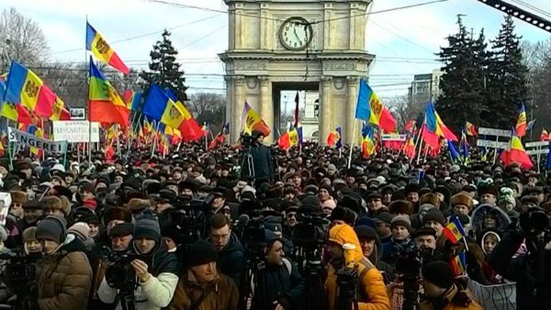 Столица Молдовы поднялась на многотысячный митинг