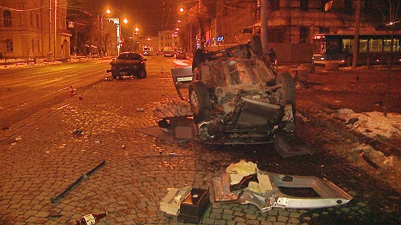 Смертельная авария в центре Винницы: машина приземлилась на крышу (18+) Смертельная авария в центре Винницы: машина приземлилась на крышу (18+)
