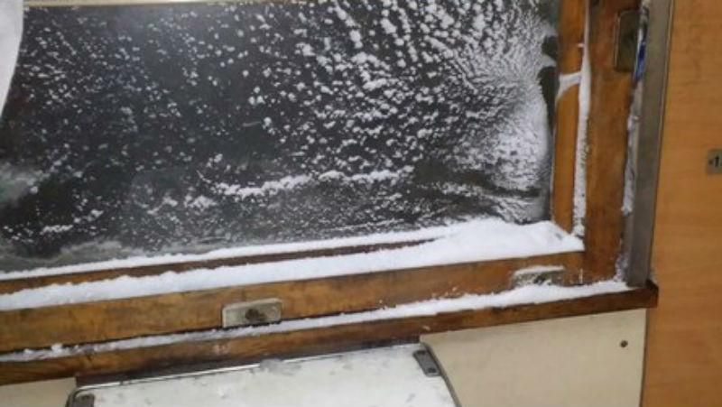Укрзалізниця шокує. Сніг лежить просто всередині вагонів Укрзалізниця шокує. Сніг лежить просто всередині вагонів