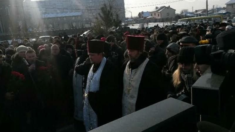 Маріуполь у скорботі. Люди вийшли на мітинг Маріуполь у скорботі. Люди вийшли на мітинг