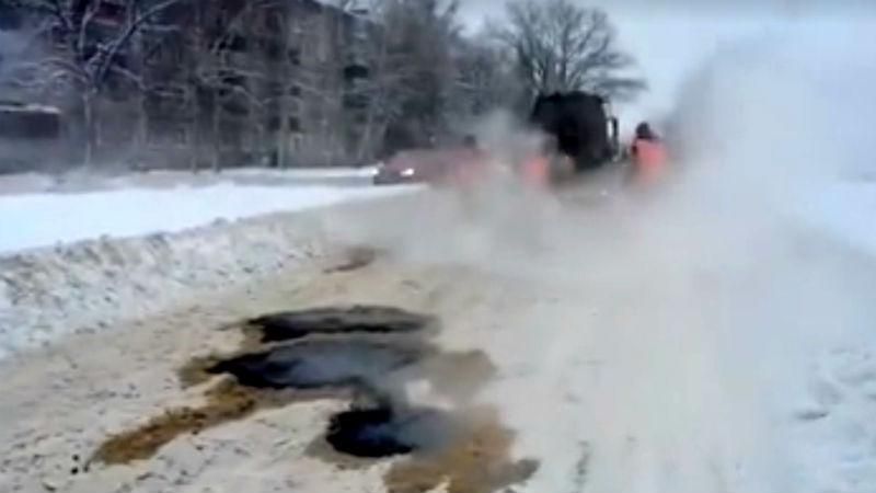 Видео не для слабонервных. Россияне кладут асфальт поверх снега