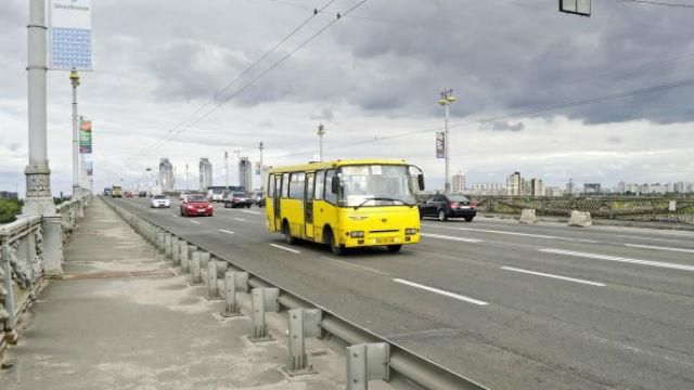 Водій київської маршрутки пив горілку просто в салоні