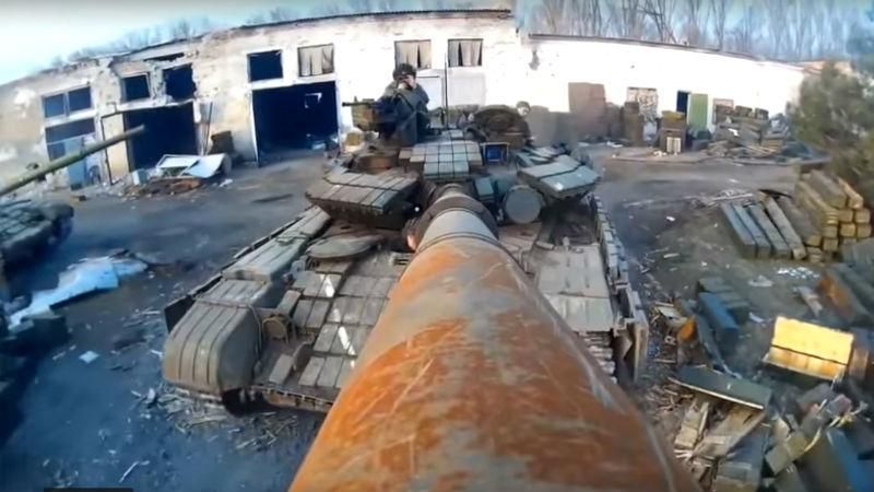 Креативні бійці зробили селфі-палицю з дула танка Креативні бійці зробили селфі-палицю з дула танка