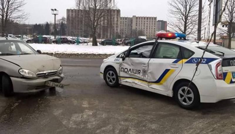 Патрульные попали в аварию во Львове