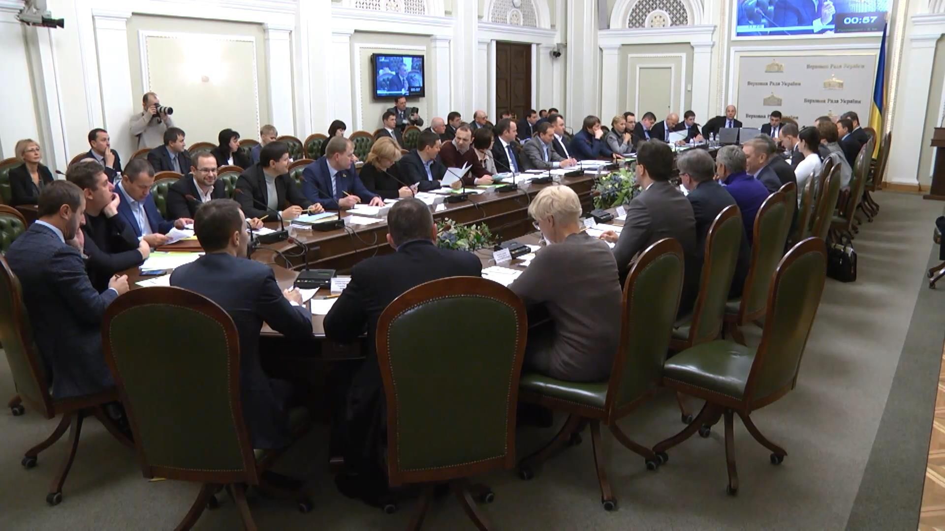 Нардепы отложили голосование за скандальный "особый статус" Донбасса Нардепы отложили голосование за скандальный "особый статус" Донбасса