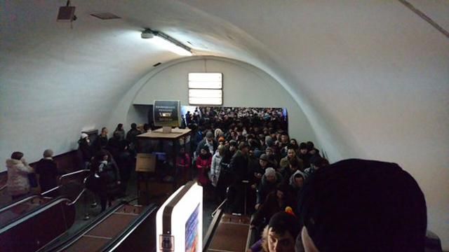 У Києві через несправність на "червоній" гілці метро зібрались тисячі людей