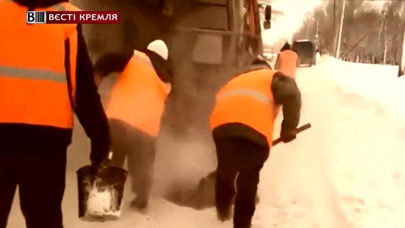 Російські комунальники вирішили класти асфальт у півметрові кучугури снігу