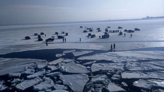 Почти 30 авто и полсотни людей унесло в море на льдине в России