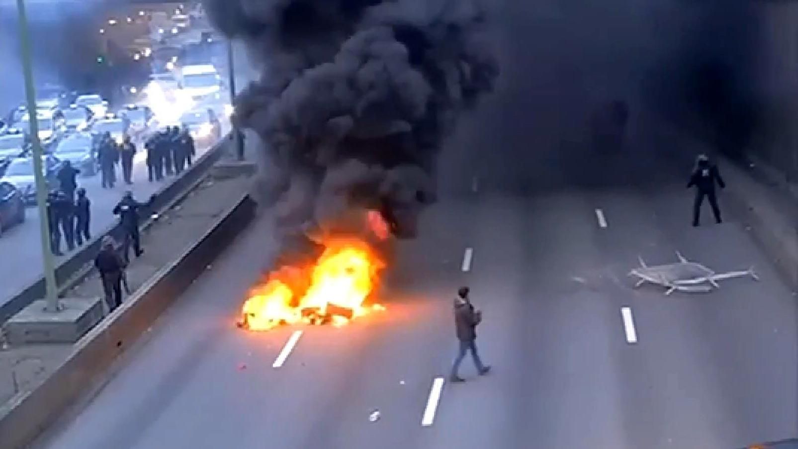 Парижские таксисты жгут шины и перекрывают дороги Парижские таксисты жгут шины и перекрывают дороги