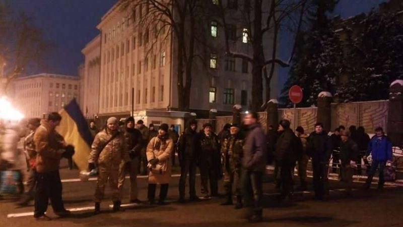 Криворожцы заблокировали Порошенко