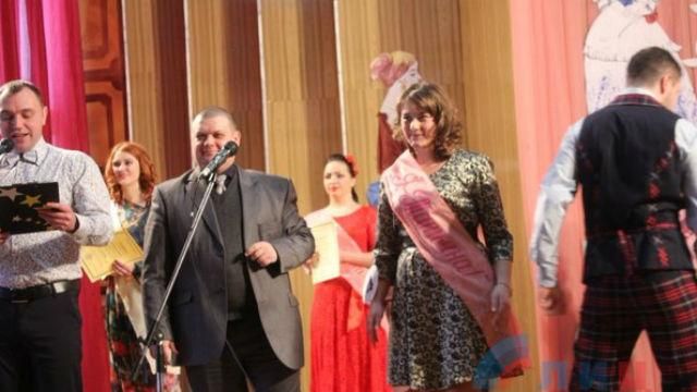 Конкурс красоты в "ЛНР". Девушки в странных платьях и бесценный приз Конкурс красоты в "ЛНР". Девушки в странных платьях и бесценный приз