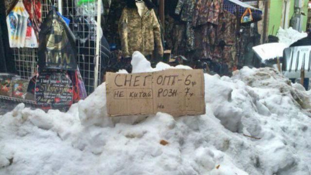 На одеських ринках почали "торгувати" снігом