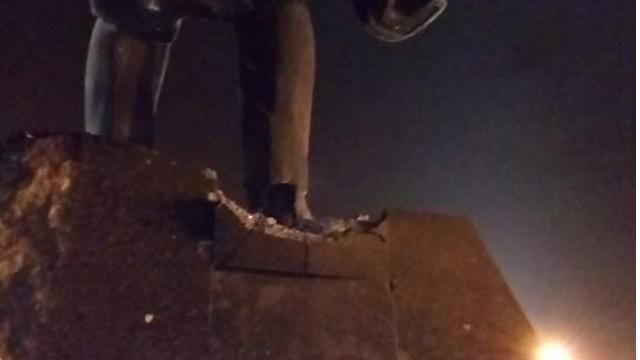 В сети появились фото взорванного Ленина в Донецке В сети появились фото взорванного Ленина в Донецке
