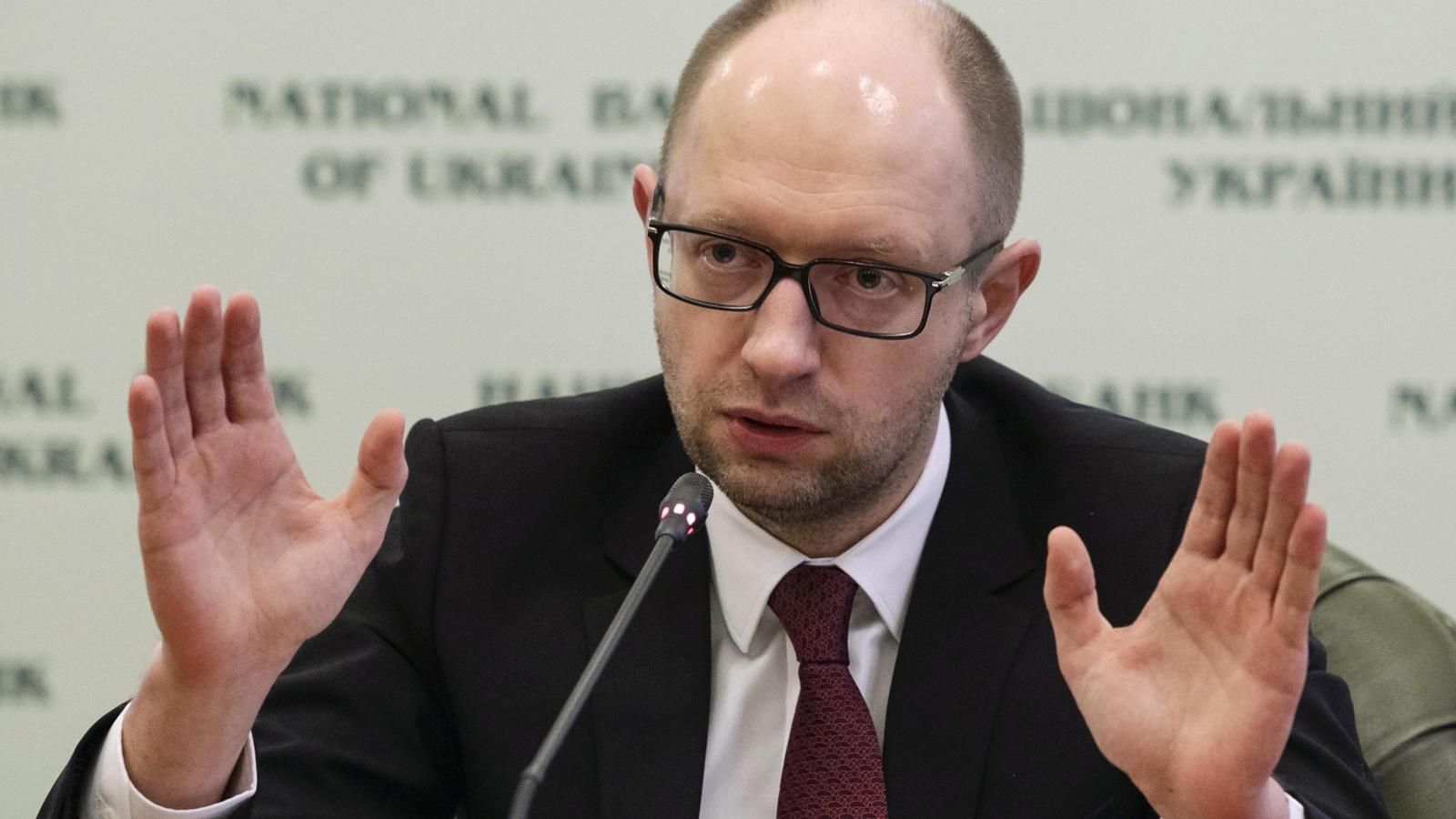 Яценюк не верит в иностранных инвесторов и просит банки помочь бизнесу кредитами